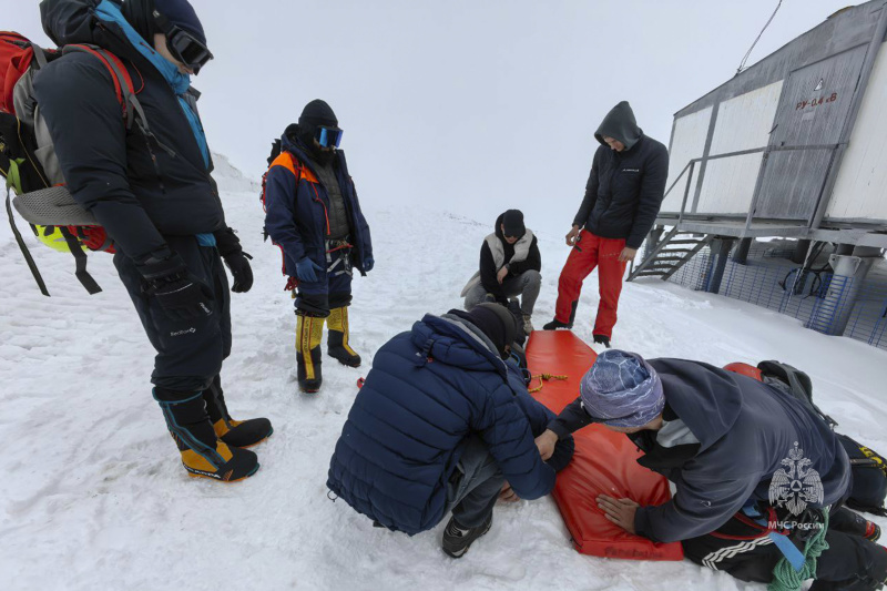 Спасатели  Центра   «Лидер»  продолжают нести дежурство на базе Эльбрусского высокогорного поисково-спасательного отряда МЧС России
