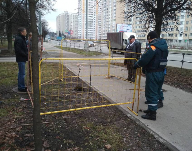 В целях безопасности огородить опасную зону