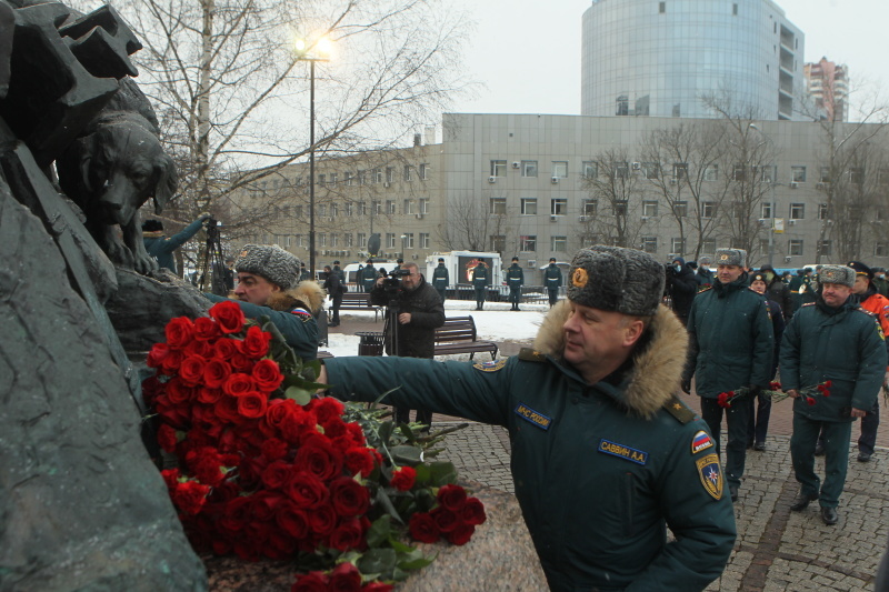 Начальник Центра возложил цветы к комплексу памятников пожарным и спасателям в честь Дня спасателя Начальник Центра возложил цветы к комплексу памятников пожарным и спасателям в честь Дня спасателя