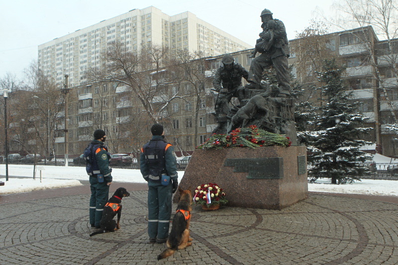 Начальник Центра возложил цветы к комплексу памятников пожарным и спасателям в честь Дня спасателя