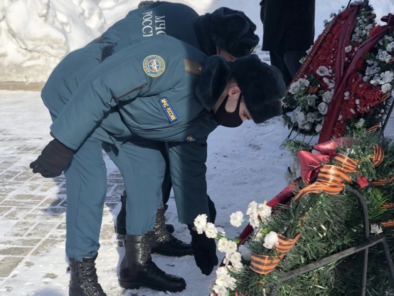 Спасатели Центра «Лидер» возложили цветы к мемориалу в поселении Мосрентген