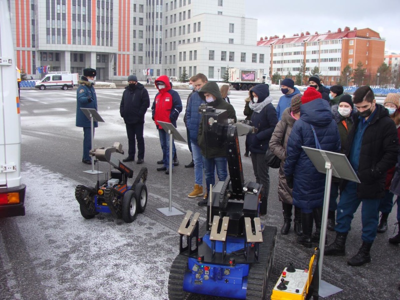 Личный состав Центра принял участие в выставочной экспозиции в честь дня открытых дверей на территории Академии гражданской защиты МЧС России