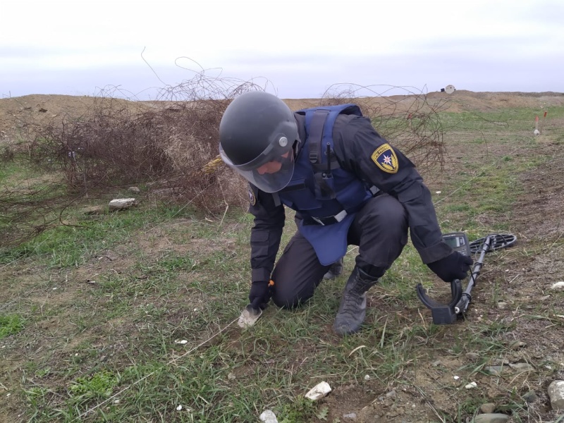 Пиротехники Центра "Лидер" проводят работы по гуманитарному разминированию местности в Республике Азербайджан 16.03.2021