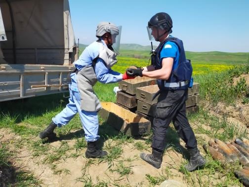 Пиротехники Центра "Лидер" проводят работы по гуманитарному разминированию местности в Республике Азербайджан 16.04.2021