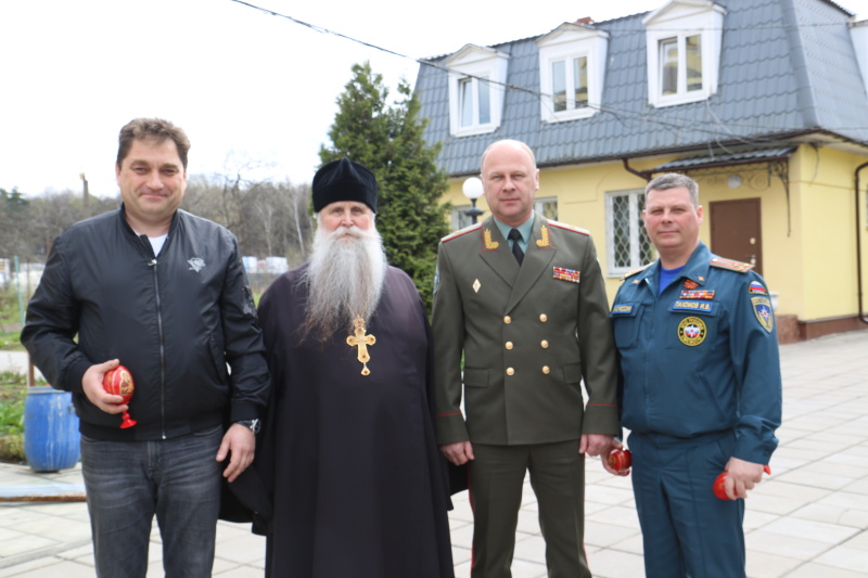 Начальник Центра поздравил Отца Сергия со Светлой Пасхой!