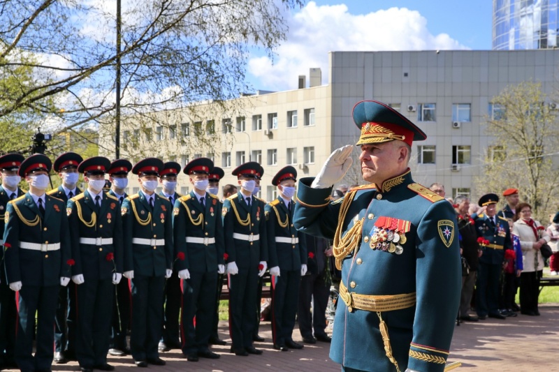 Возложение цветов к комплексу памятников «Пожарным и спасателям» и «Ветеранам МЧС России»