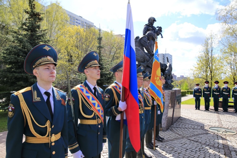 Возложение цветов к комплексу памятников «Пожарным и спасателям» и «Ветеранам МЧС России»