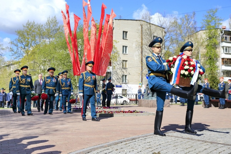 Возложение цветов к комплексу памятников «Пожарным и спасателям» и «Ветеранам МЧС России»
