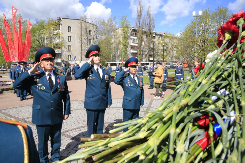 Возложение цветов к комплексу памятников «Пожарным и спасателям» и «Ветеранам МЧС России» Возложение цветов к комплексу памятников «Пожарным и спасателям» и «Ветеранам МЧС России»
