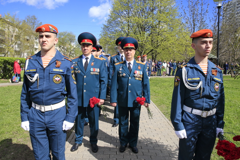 Возложение цветов к комплексу памятников «Пожарным и спасателям» и «Ветеранам МЧС России»