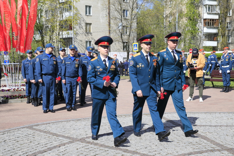Возложение цветов к комплексу памятников «Пожарным и спасателям» и «Ветеранам МЧС России»