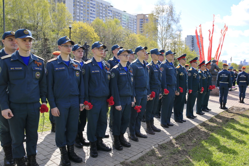 Возложение цветов к комплексу памятников «Пожарным и спасателям» и «Ветеранам МЧС России»