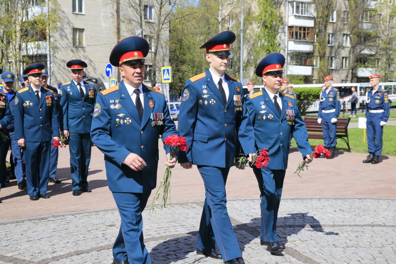 Возложение цветов к комплексу памятников «Пожарным и спасателям» и «Ветеранам МЧС России»