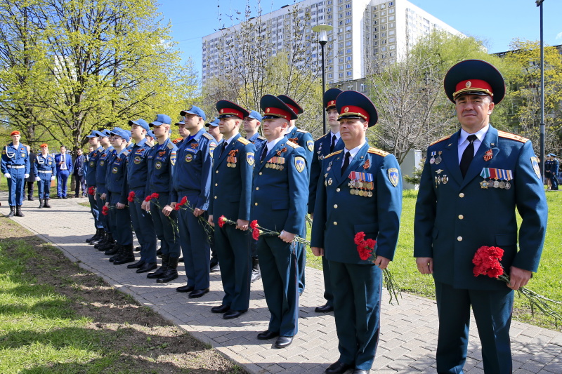 Возложение цветов к комплексу памятников «Пожарным и спасателям» и «Ветеранам МЧС России»