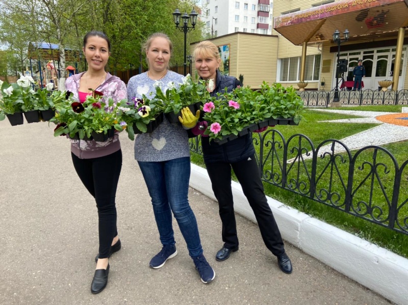 Сотрудницы Центра посадили цветы