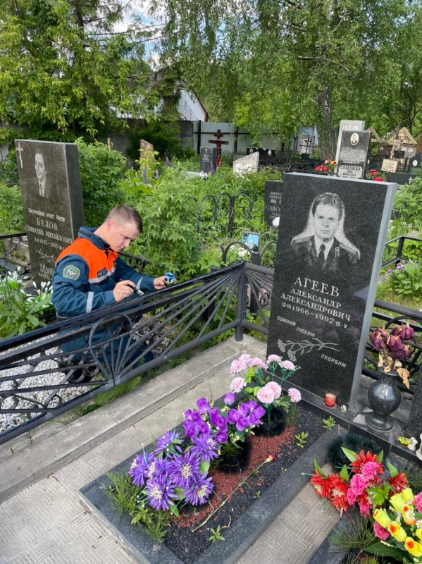 Спасатели-десантники Центра почтили память своих погибших сослуживцев