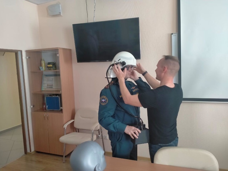 Специалисты РХБ защиты протестировали новое оборудование «Умный шлем»