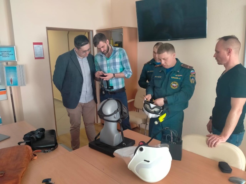 Специалисты РХБ защиты протестировали новое оборудование «Умный шлем»
