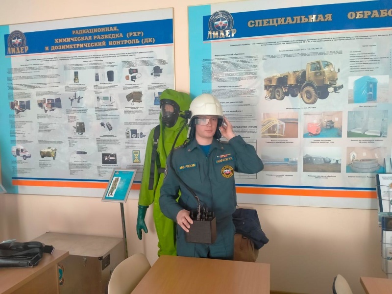 Специалисты РХБ защиты протестировали новое оборудование «Умный шлем»