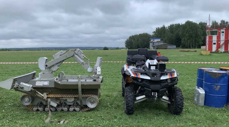Продолжаются практические занятия и совместные тренировки летных экипажей и спасателей МЧС России