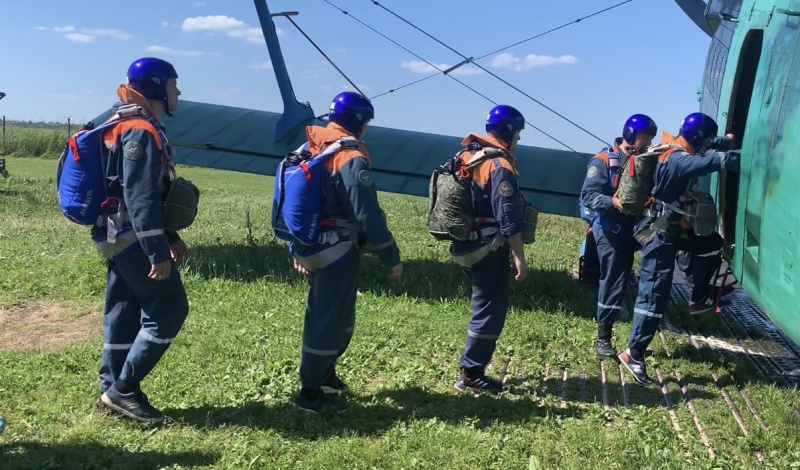 Военнослужащие Центра выполнили учебно-тренировочные прыжки с парашютом на водную акваторию
