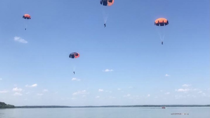 Выполнение учебно-тренировочных прыжков на воду