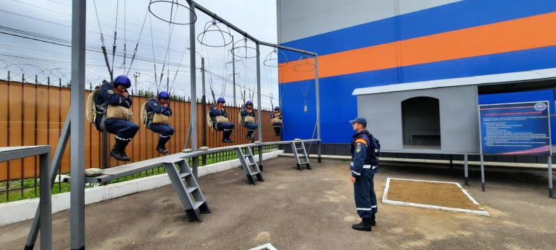 Занятия по воздушно-десантной подготовке продолжаются