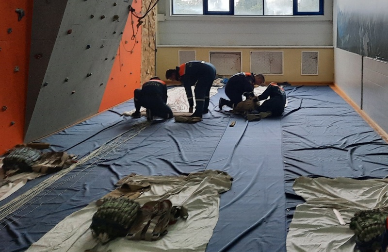 Занятия по воздушно-десантной подготовке продолжаются