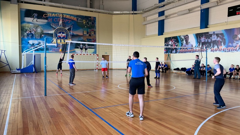 Военнослужащие по призыву 2 управления и Базы (обеспечения) состязались в умении играть в волейбол