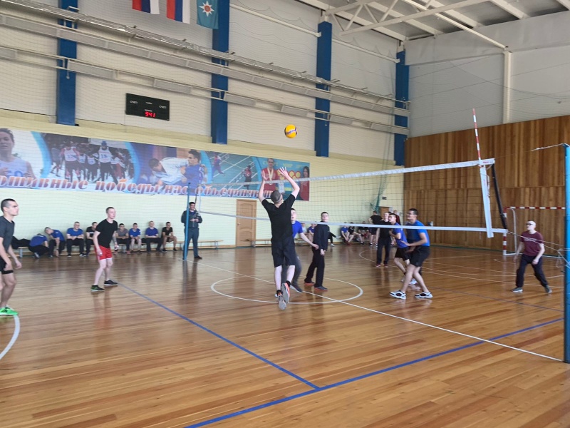 Военнослужащие по призыву 2 управления и Базы (обеспечения) состязались в умении играть в волейбол