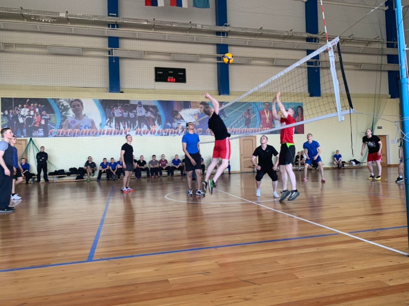 Военнослужащие по призыву 2 управления и Базы (обеспечения) состязались в умении играть в волейбол
