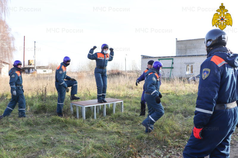 Специалисты МЧС России приняли участие в тренировочных прыжках во Владимирской области (видео)