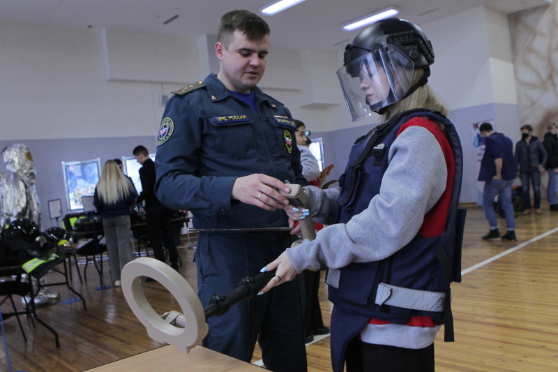 Личный состав Центра принял участие в выставочной экспозиции в честь дня открытых дверей МЧС России