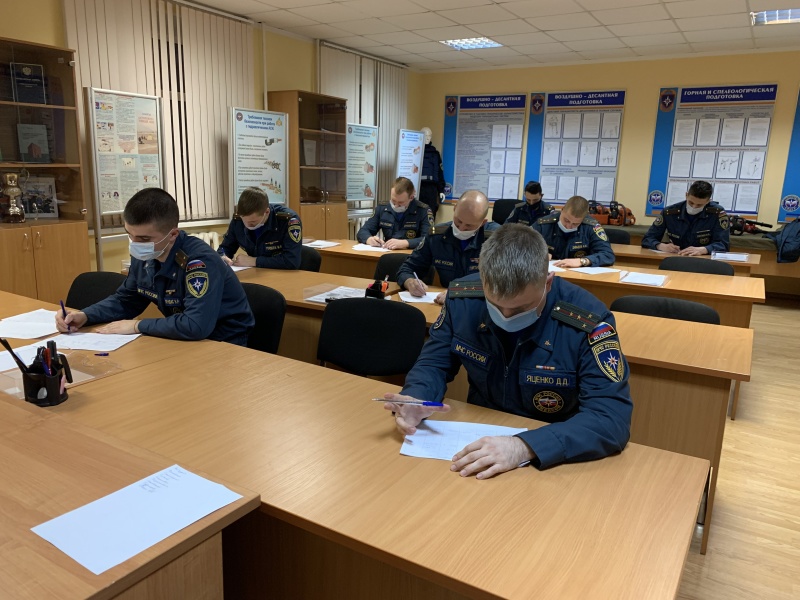 Завершена аттестация личного состава на допуск к совершению парашютных прыжков и беспарашютного десантирования на 2022 год