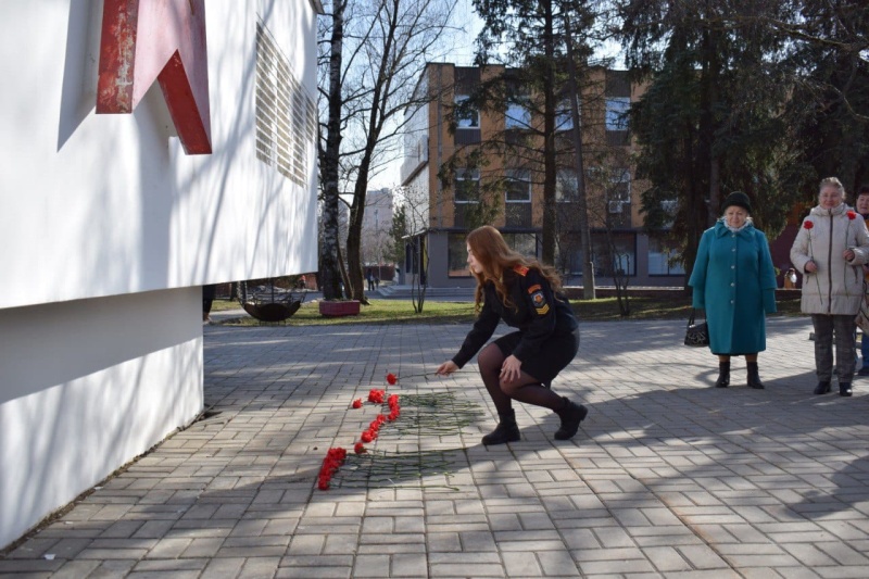Мемориально-патронатная акция по уборке территории возле памятника-монумента