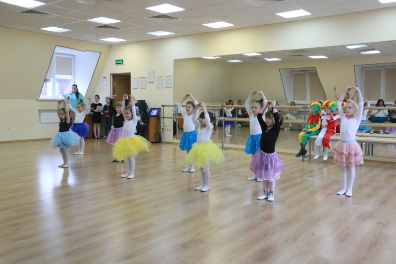 Отчетный концерт детских танцевальных коллективов "Веснушки" и "Улыбка"