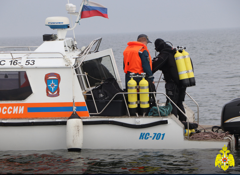 Водолазы МЧС России продолжают разминирование баржи в Балтийском море