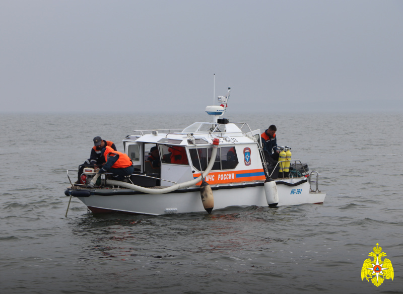 Водолазы МЧС России продолжают разминирование баржи в Балтийском море