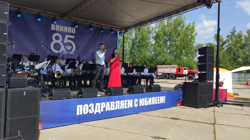 Солисты ВИА "Лидер" выступили на концерте в ВНИИПО МЧС России