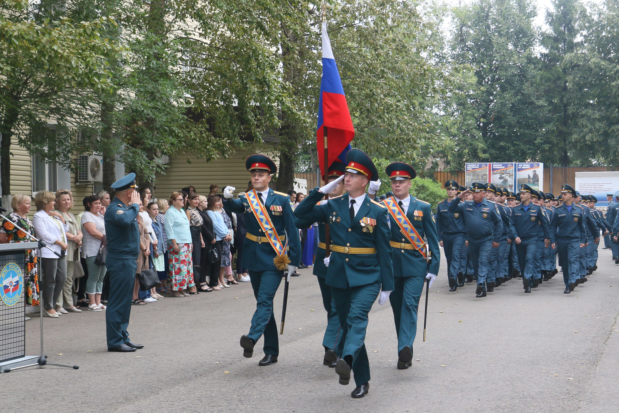 Торжественный митинг, посвященный Дню Государственного флага Российской  Федерации - Новости - ФГКУ «Центр по проведению спасательных операций  особого риска «Лидер»