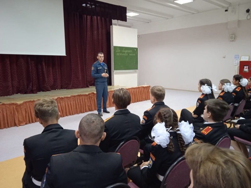 В День знаний спасатели Центра провели «Урок мужества»
