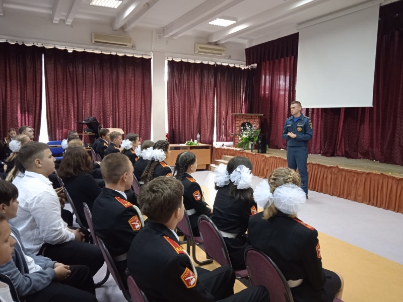 В День знаний спасатели Центра провели «Урок мужества»