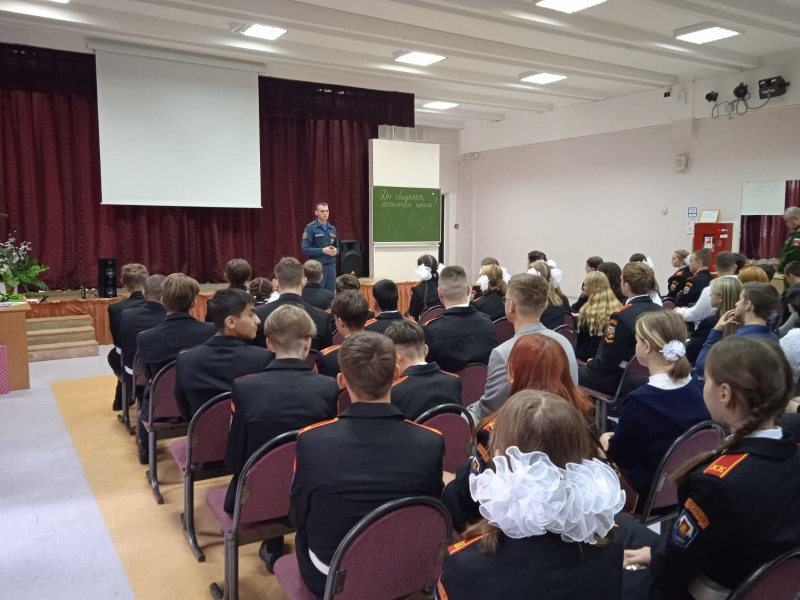 В День знаний спасатели Центра провели «Урок мужества»