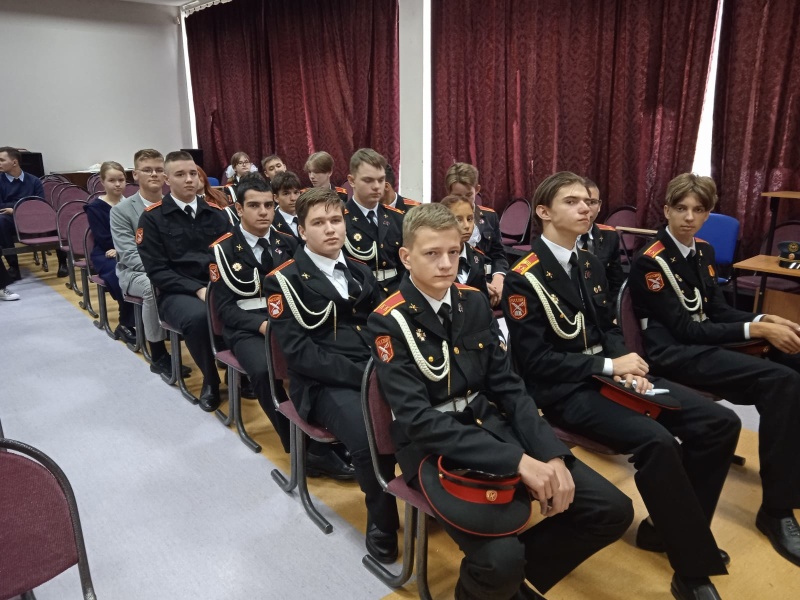 В День знаний спасатели Центра провели «Урок мужества»