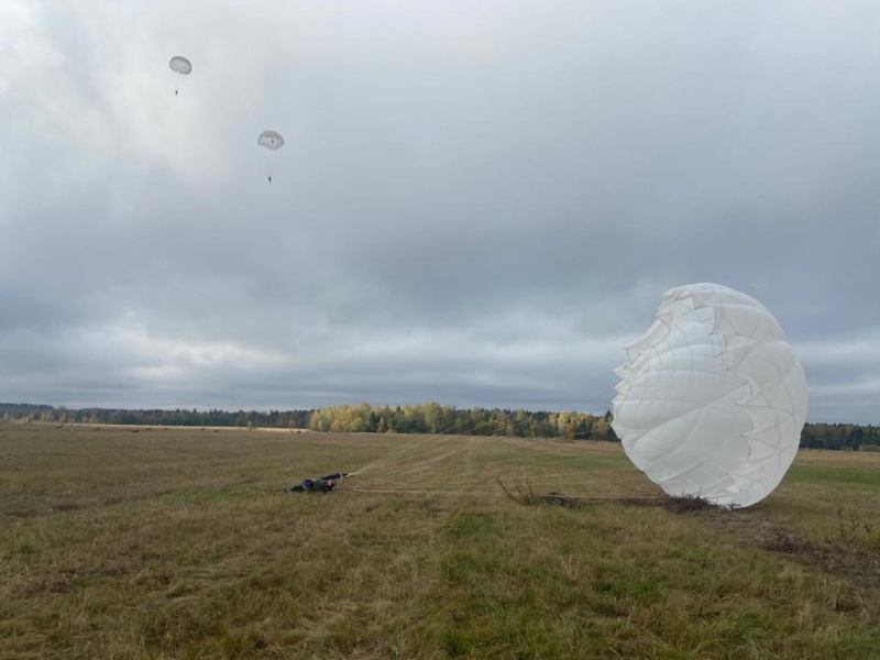 Спасатели-десантники проводят тренировки на аэродроме «Ватулино»