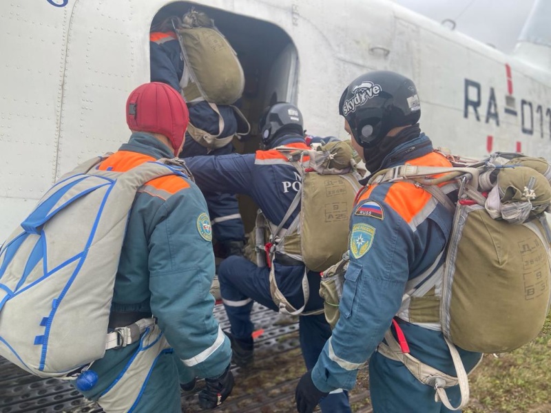 Спасатели-десантники проводят тренировки на аэродроме «Ватулино»