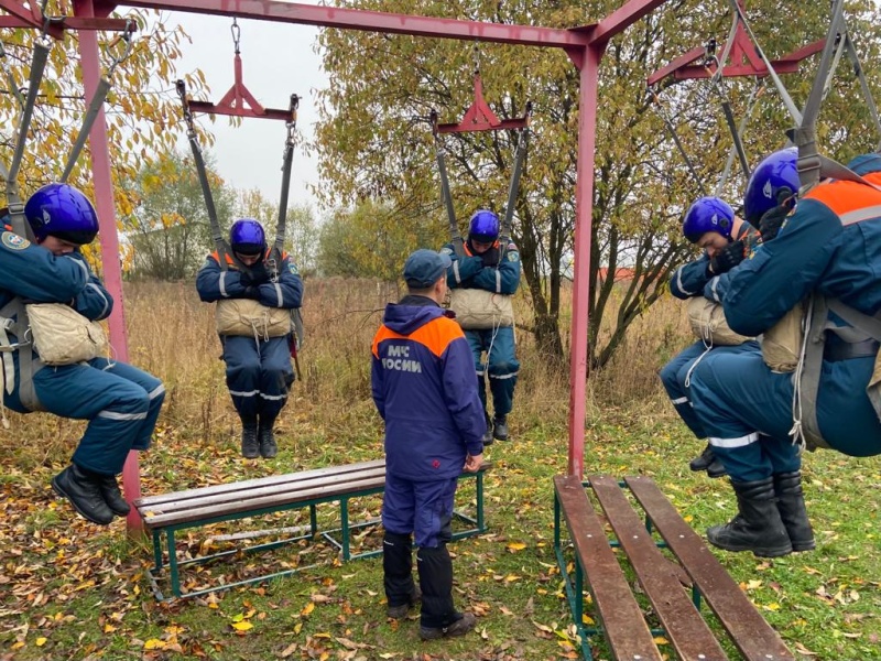 Спасатели-десантники проводят тренировки на аэродроме «Ватулино»