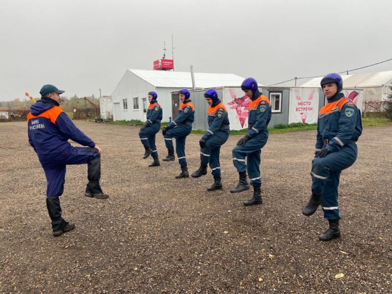 Спасатели-десантники проводят тренировки на аэродроме «Ватулино»