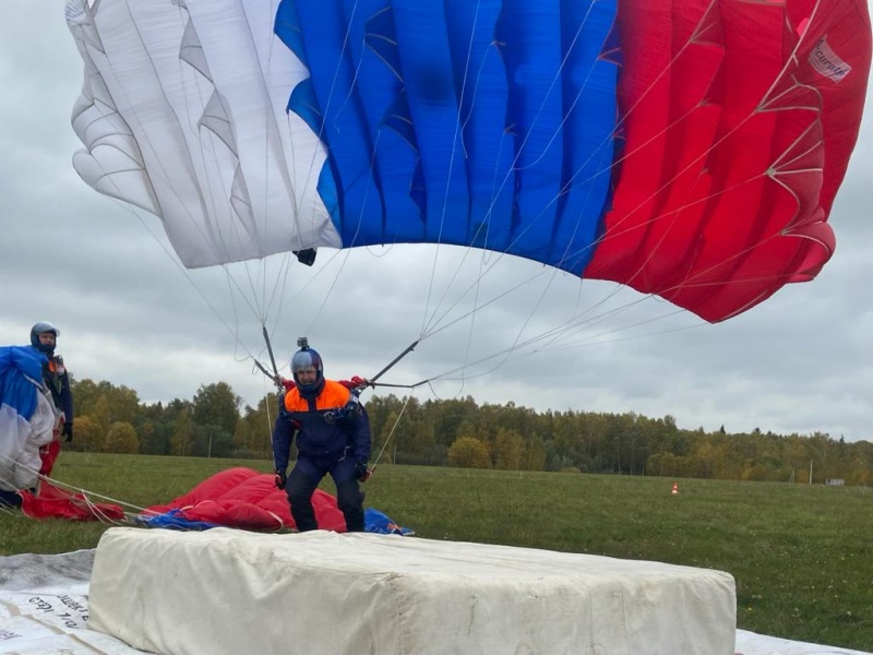Спасатели-десантники проводят тренировки на аэродроме «Ватулино»