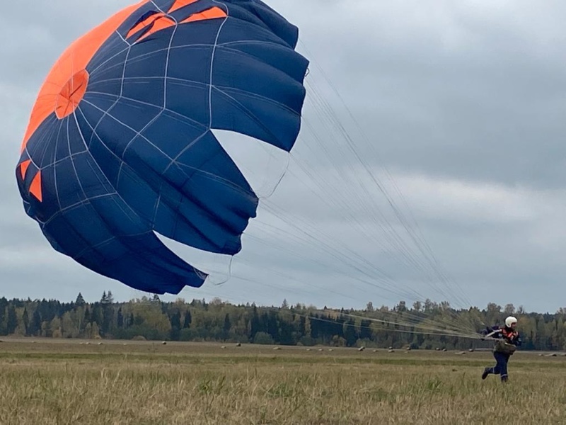 Спасатели-десантники проводят тренировки на аэродроме «Ватулино»